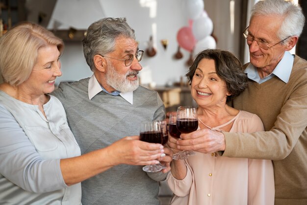 Personas mayores divirtiéndose en la fiesta Foto gratis
